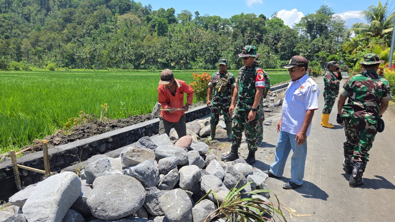 Komandan Satuan Tugas (Dansatgas) TNI Manunggal Membangun Desa (TMMD) ke-126 Kodim 0818/Malang-Batu, Letkol Czi Bayu Nugroho, turun langsung ke lapangan untuk meninjau progres pembangunan drainase di Dusun Krajan 1B, Desa Lebakharjo, Kecamatan Ampelgading, Kabupaten Malang,