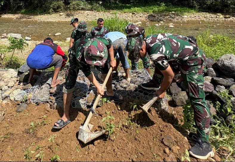 Perkuat Tebing Sungai Lebakharjo Dari Semangat Kebersamaan
