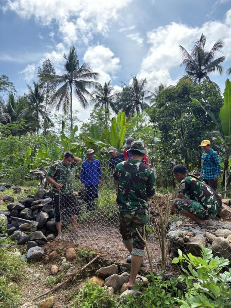 Anggota Satuan Tugas TNI Manunggal Membangun Desa (TMMD) ke-126 Kodim 0818/Malang-Batu yang berasal dari AURI terus melanjutkan pekerjaan pemasangan bronjong batu di Dusun Sukomaju B, Desa Lebakharjo, Kecamatan Ampelgading, Kabupaten Malang.