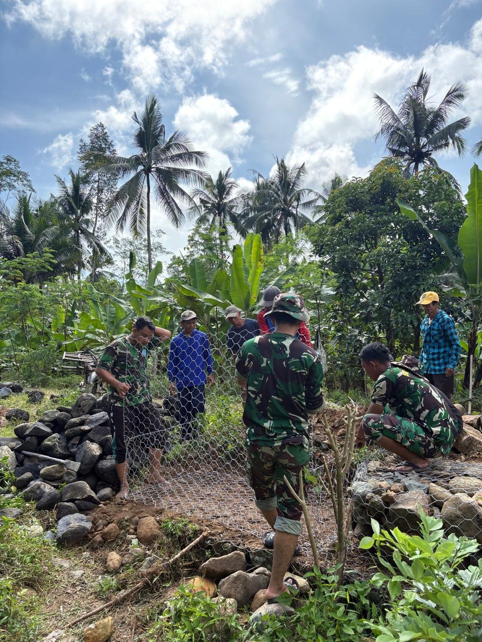Anggota Satuan Tugas TNI Manunggal Membangun Desa (TMMD) ke-126 Kodim 0818/Malang-Batu yang berasal dari AURI terus melanjutkan pekerjaan pemasangan bronjong batu di Dusun Sukomaju B, Desa Lebakharjo, Kecamatan Ampelgading, Kabupaten Malang.