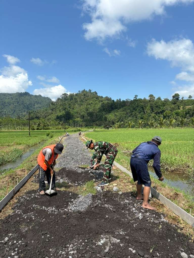 Anggota Satuan Tugas (Satgas) TNI Manunggal Membangun Desa (TMMD) ke-126 Kodim 0818/Malang-Batu, termasuk personel dari Satuan AURI, bahu-membahu bersama masyarakat setempat mencangkul dan meratakan tanah
