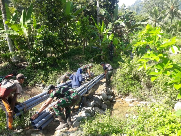 Momen krusial dalam program TNI Manunggal Membangun Desa (TMMD) ke-126 Kodim 0818/Malang-Batu telah tiba. Satuan tugas (Satgas) dari Yonarmed 1/AY/2/2 Kostrad bergerak cepat mendistribusikan material pipa untuk instalasi pipanisasi air bersih di Dusun Sukomaju B, Desa Lebakharjo, Kecamatan Ampelgading.