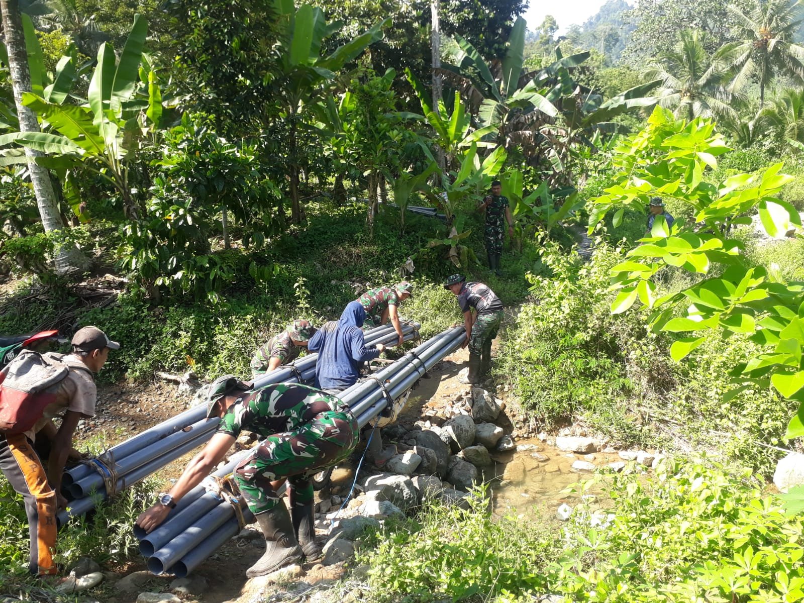 Momen krusial dalam program TNI Manunggal Membangun Desa (TMMD) ke-126 Kodim 0818/Malang-Batu telah tiba. Satuan tugas (Satgas) dari Yonarmed 1/AY/2/2 Kostrad bergerak cepat mendistribusikan material pipa untuk instalasi pipanisasi air bersih di Dusun Sukomaju B, Desa Lebakharjo, Kecamatan Ampelgading.