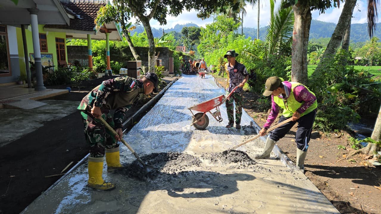 Anggota Satuan Tugas (Satgas) TNI Manunggal Membangun Desa (TMMD) ke-126 Kodim 0818/Malang-Batu, khususnya dari Yonzipur 5/Abw,