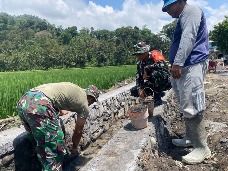 Semangat gotong royong dan kepedulian sosial terpancar jelas Satuan Tugas (Satgas) TNI Manunggal Membangun Desa (TMMD) Ke-126