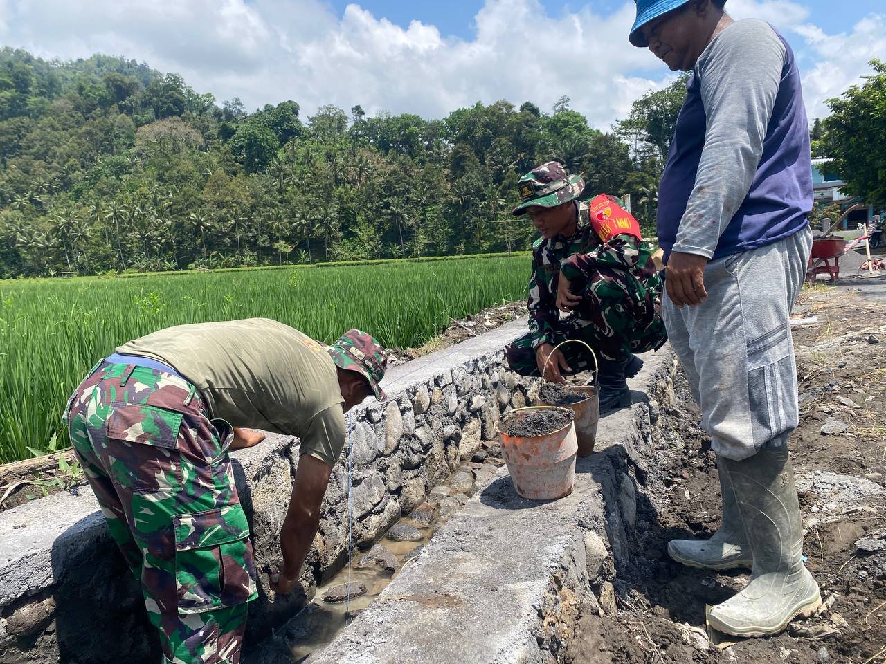 Semangat gotong royong dan kepedulian sosial terpancar jelas Satuan Tugas (Satgas) TNI Manunggal Membangun Desa (TMMD) Ke-126