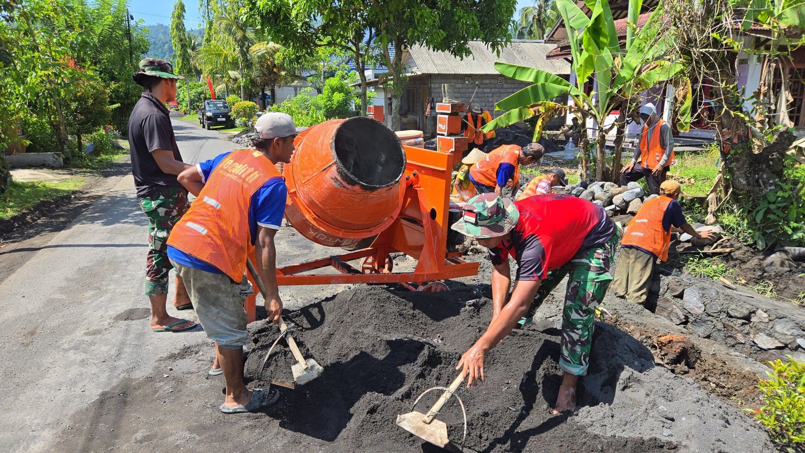 Semangat gotong royong dan kemanunggalan TNI bersama rakyat kembali membara dalam pelaksanaan TNI Manunggal Membangun Desa (TMMD) ke-126 Kodim 0818/Malang-Batu
