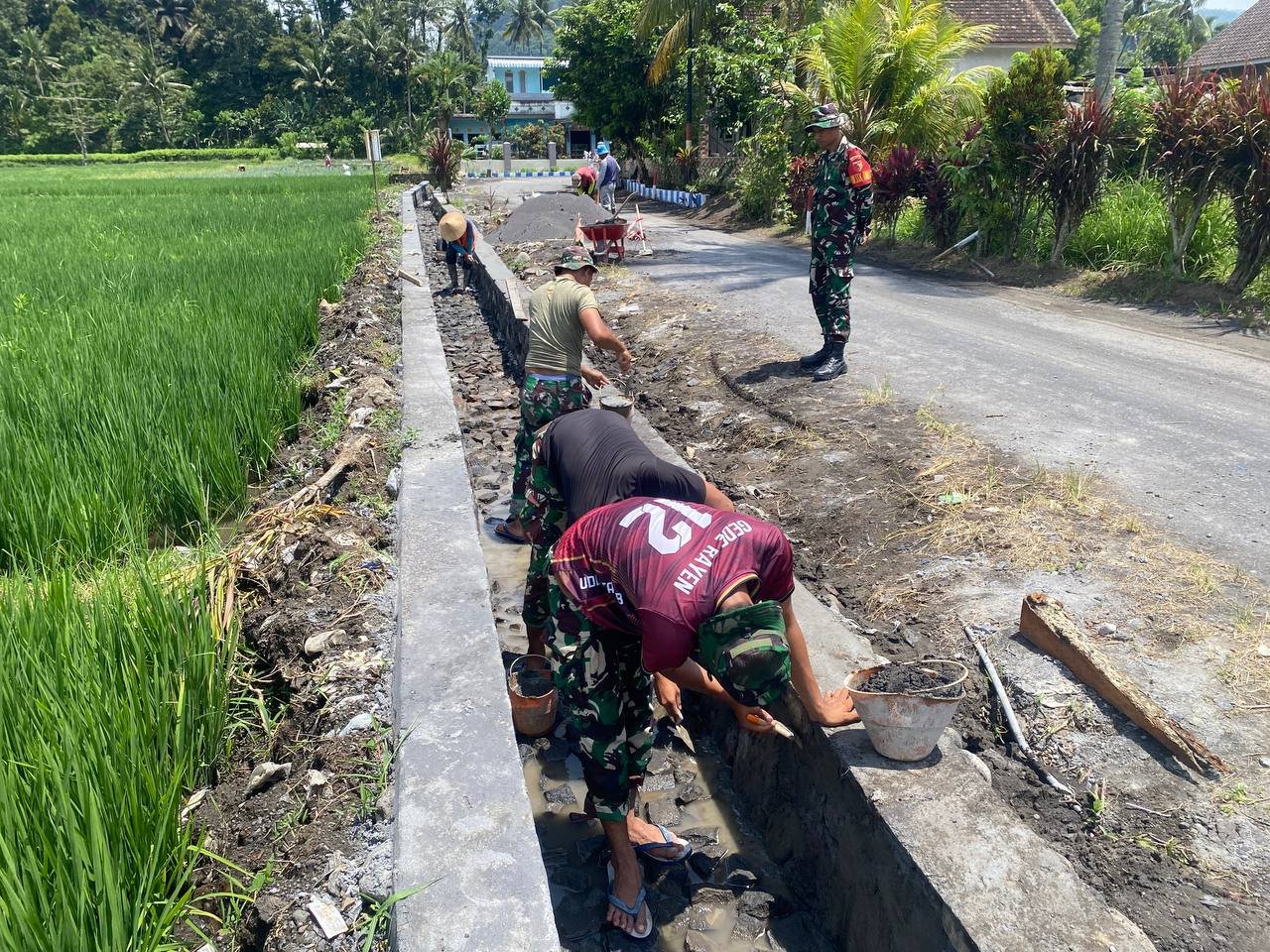 Satgas TNI Manunggal Membangun Desa (TMMD) ke-126 Kodim 0818/Malang-Batu terus menunjukkan semangat kebersamaan dan pengabdian di Desa Lebakharjo, Kecamatan Ampelgading. Salah satu sasaran fisik yang kini tengah digarap adalah pembangunan drainase di Dusun Krajan