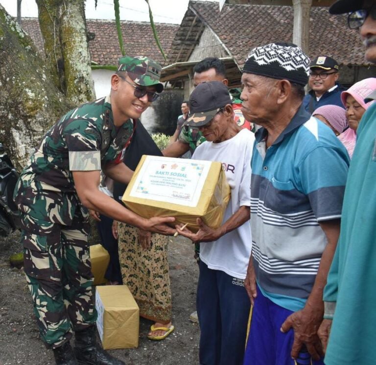 Dalam rangkaian kegiatan TNI Manunggal Membangun Desa (TMMD) ke-126 di Desa Lebakharjo, Kecamatan Ampelgading, Kabupaten Malang, Komandan Kodim 0818/Malang-Batu Letkol CZI Bayu Nugroho selaku Dansatgas TMMD tidak hanya fokus pada pelaksanaan program fisik dan nonfisik, tetapi juga menunjukkan kepedulian sosial yang tinggi terhadap warga setempat.