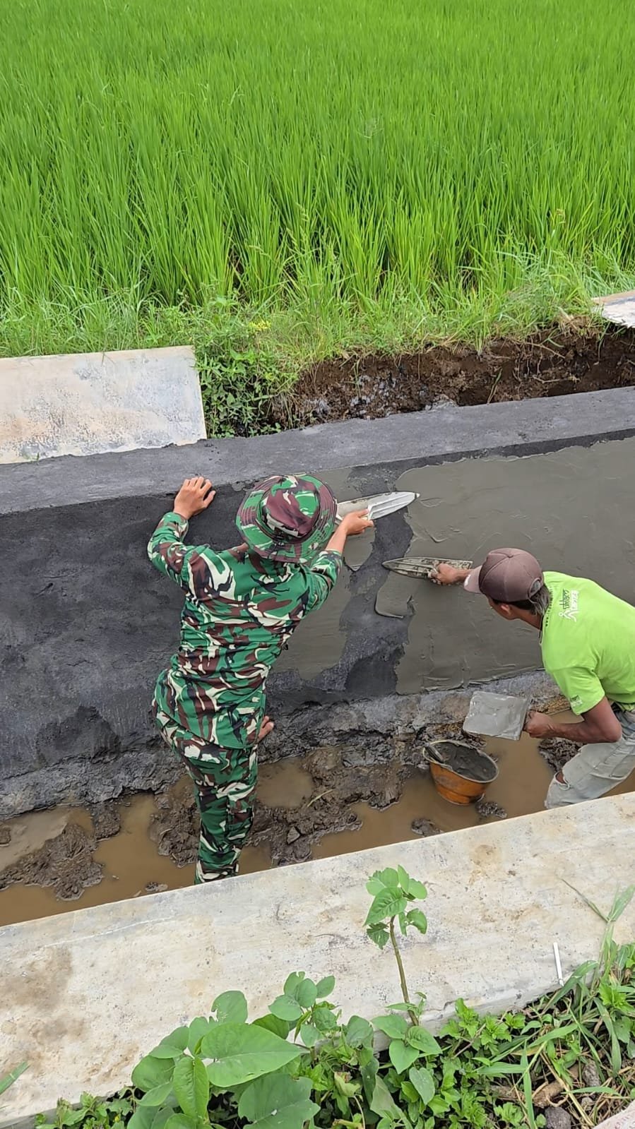 Program TNI Manunggal Membangun Desa (TMMD) Ke-126 Kodim 0818/Malang-Batu terus menunjukkan progres signifikan. Salah satu sasaran fisik utama, yakni pengacian saluran irigasi di Dusun Krajan II, Desa Lebakharjo, Kecamatan Ampelgading, Kabupaten Malang,