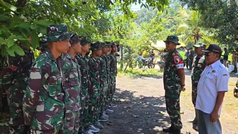 Komandan Satuan Tugas (Dansatgas) TMMD Ke-126 Kodim 0818/Malang-Batu, Letkol Czi Bayu Nugroho, memberikan pengarahan langsung kepada anggota Satgas TMMD di lokasi kegiatan, Desa Lebakharjo, Kecamatan Ampelgading, Kabupaten Malang