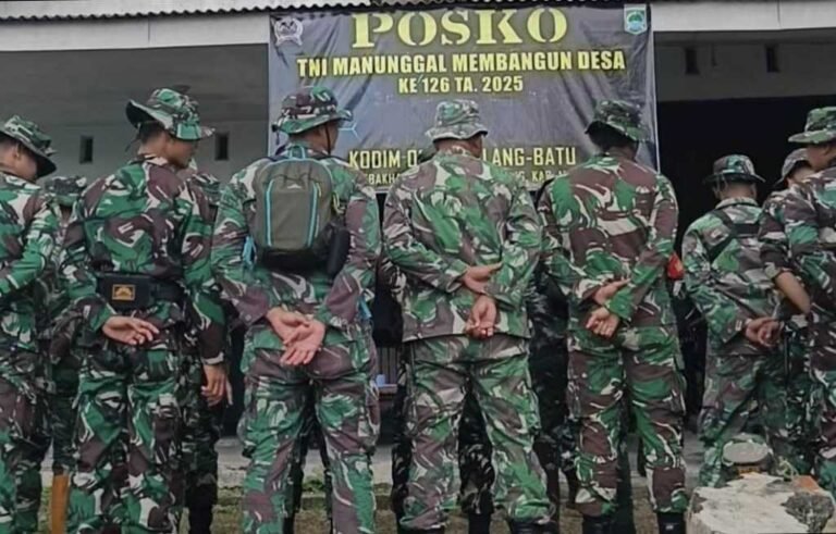 Sebanyak 38 personel Satgas TMMD ke-126 bergerak menuju Dusun Lebaksari, bukan untuk berperang, tapi untuk membangun harapan merenovasi rumah warga