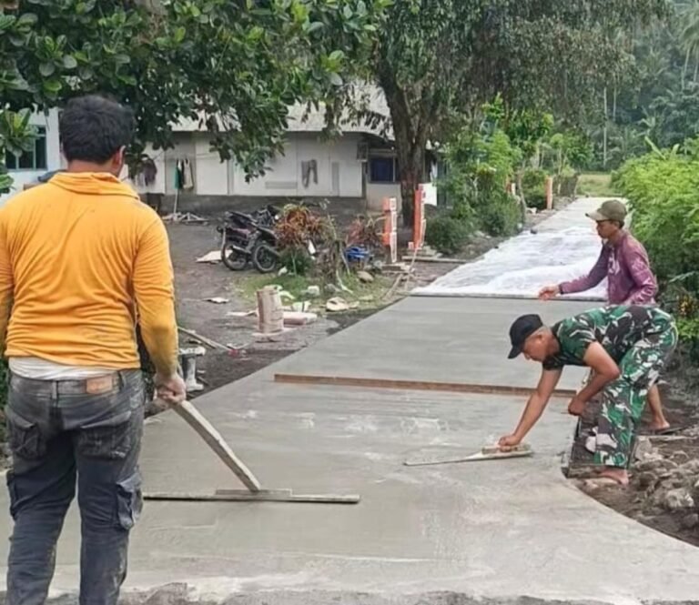 Semangat gotong royong antara Satgas TMMD ke-126 dan masyarakat Dusun Krajan 1A terus mengalir dalam pengerjaan rabat beton yang menjadi salah satu sasaran fisik pada program TMMD 126 Lebakharjo,