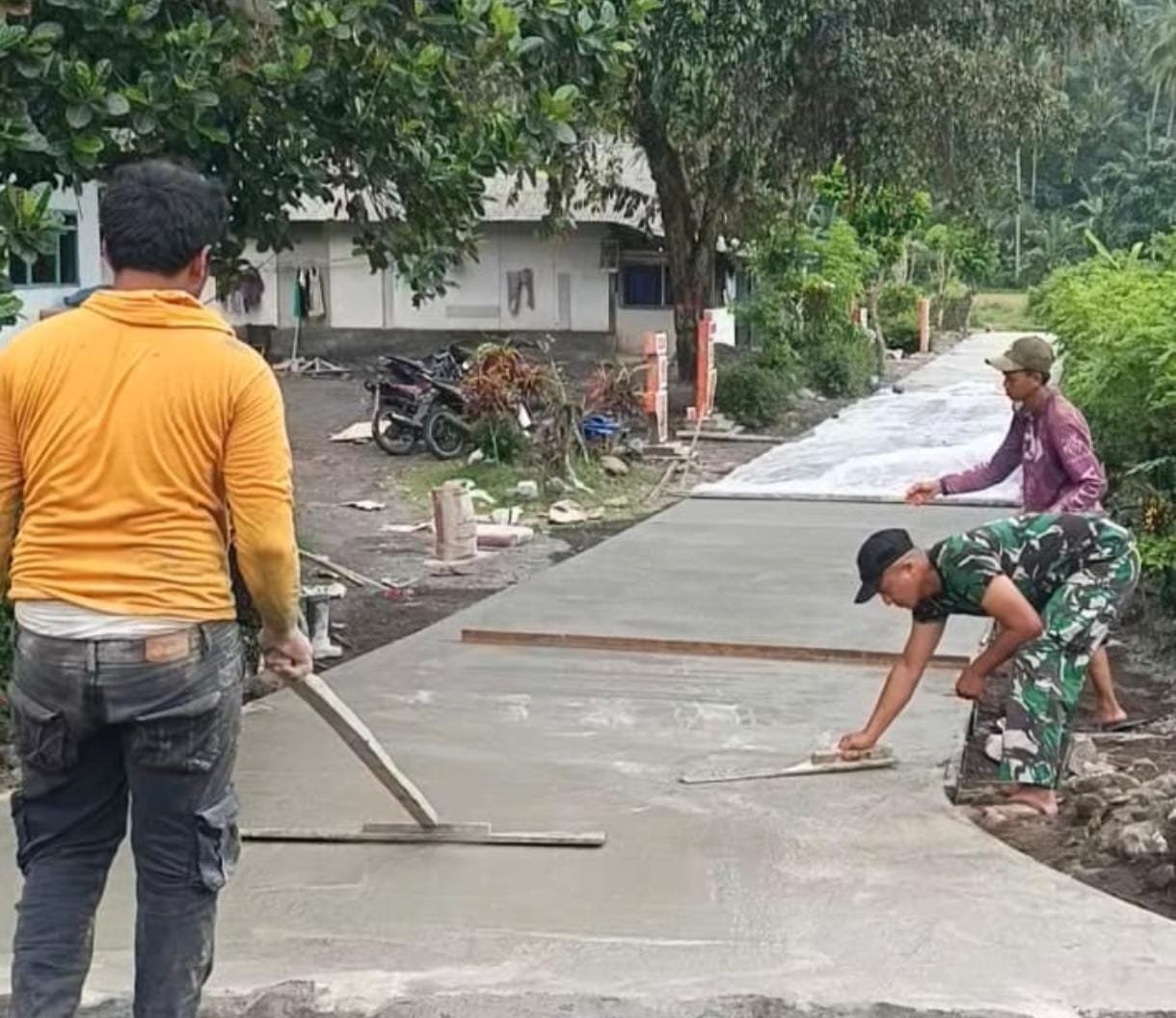 Semangat gotong royong antara Satgas TMMD ke-126 dan masyarakat Dusun Krajan 1A terus mengalir dalam pengerjaan rabat beton yang menjadi salah satu sasaran fisik pada program TMMD 126 Lebakharjo,