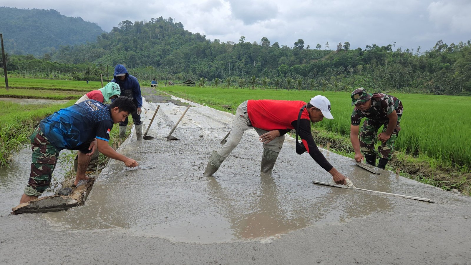Semangat gotong royong terus membara dalam pelaksanaan TNI Manunggal Membangun Desa (TMMD) Ke-126 Kodim 0818/Malang-Batu.