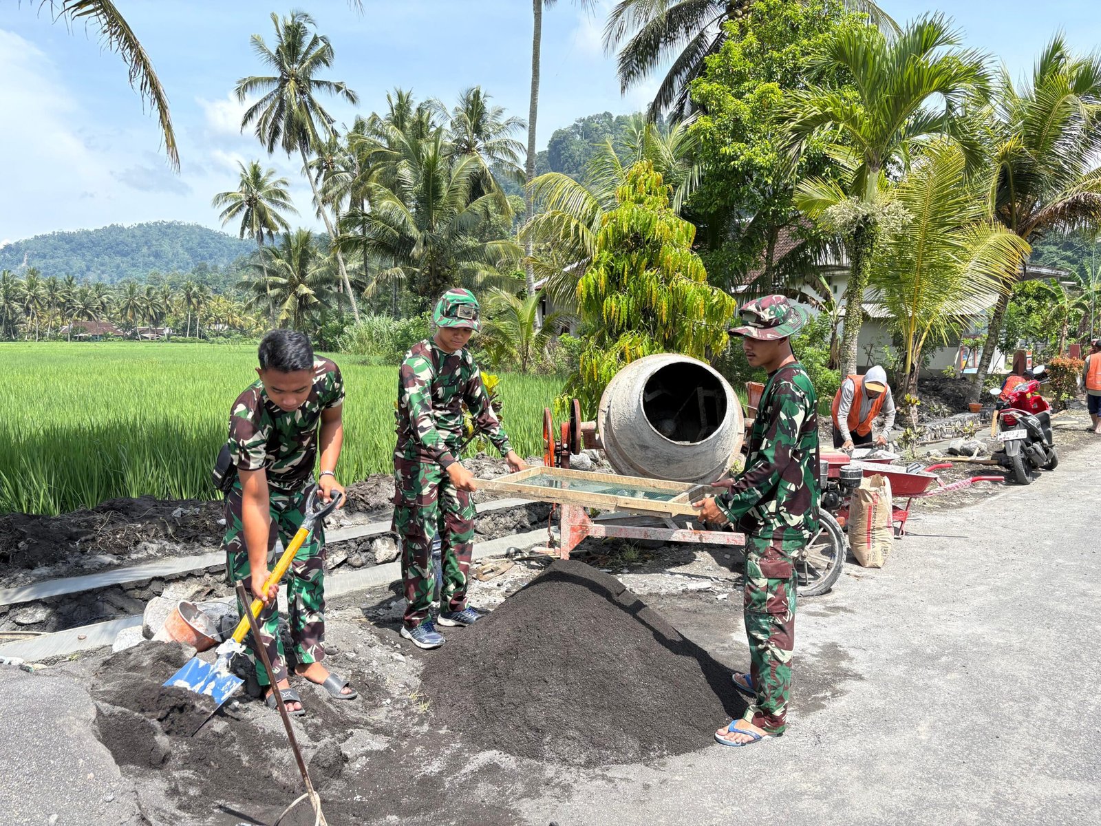 Suara Ayakan Pasir Jadi Simfoni Gotong Royong: Satgas TMMD 126 Percepat Pembangunan Drainase di Lebakharjo, Malang