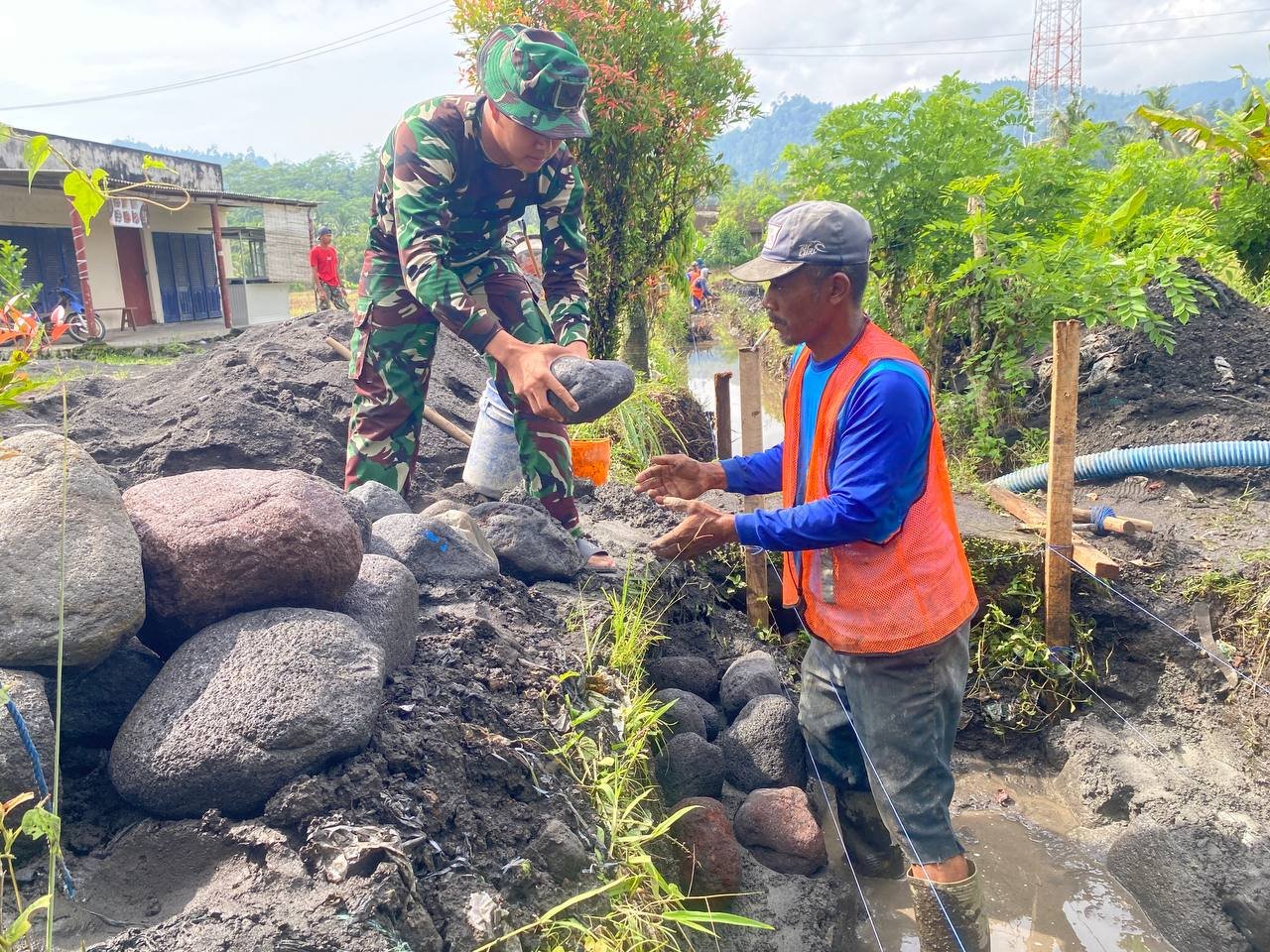Satgas TMMD 126 Lebakharjo Kejar Target Pembuatan Drainase Bersama Warga
