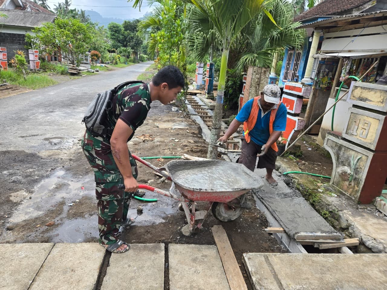 Semangat gotong royong dan kemanunggalan TNI dengan rakyat kembali terlihat dalam kegiatan TNI Manunggal Membangun Desa (TMMD) ke-126 Kodim 0818/Malang-Batu