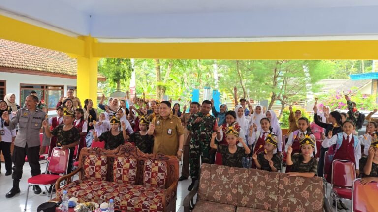 Dalam rangka mendukung kegiatan TNI Manunggal Membangun Desa (TMMD) ke-126 Kodim 0818/Malang-Batu, Dinas Perikanan Kabupaten Malang melaksanakan sosialisasi Gerakan Masyarakat Makan Ikan (Gemarikan) di Balai Desa Lebakharjo, Kecamatan Ampelgading, Kabupaten Malang,