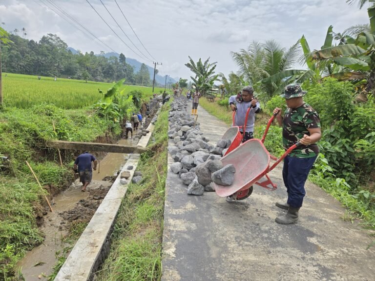 Suara Batu yang jatuh berpadu dengan tawa warga terdengar akrab di Dusun Krajan II, Desa Lebakharjo, Kecamatan Ampelgading