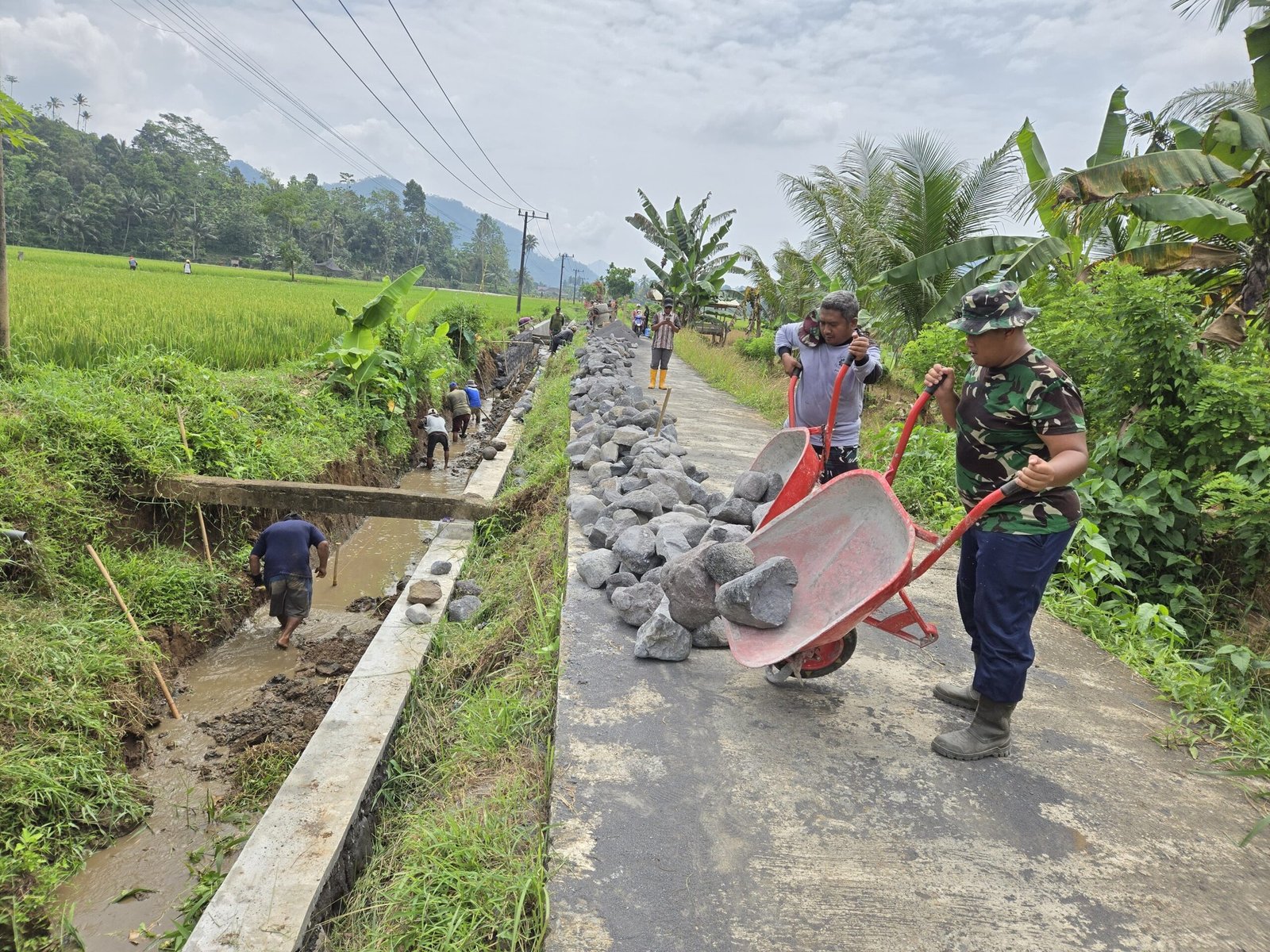 Suara Batu yang jatuh berpadu dengan tawa warga terdengar akrab di Dusun Krajan II, Desa Lebakharjo, Kecamatan Ampelgading