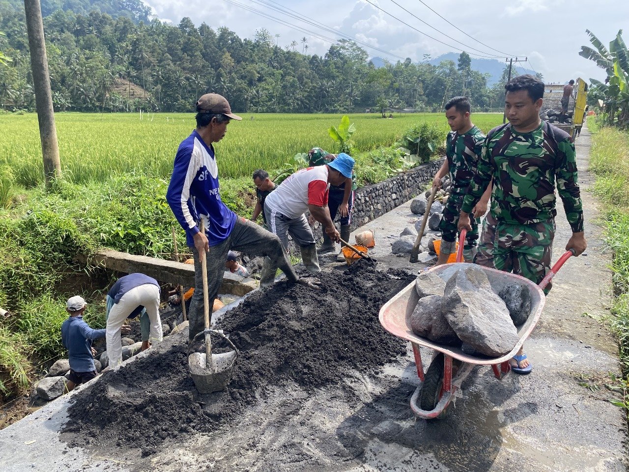 Satuan Tugas (Satgas) TNI Manunggal Membangun Desa (TMMD) ke-126 di Desa Lebakharjo, Kecamatan Ampelgading, Kabupaten Malang, mempercepat pengerjaan fisik saluran irigasi yang menjadi salah satu sasaran utama program tersebut