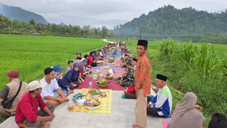 Jalan rabat beton sepanjang Jalan Usaha Tani yang menjadi dambaan warga akhirnya rampung 100 persen melalui program TNI Manunggal Membangun Desa (TMMD) ke-126 Kodim 0818/Malang-Batu di Jalan Usaha Tani Dusun Sukomaju B Desa Lebakharjo Kecamatan Ampelgading Kabupaten Malang.
