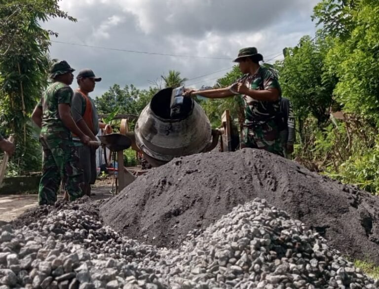Di tengah teriknya matahari dan medan berlumpur, semangat anggota Satgas TNI Manunggal Membangun Desa (TMMD) ke-126 di Desa Lebakharjo, Kecamatan Ampelgading, Kabupaten Malang, Sabtu (1/11/2025) terus berkobar.