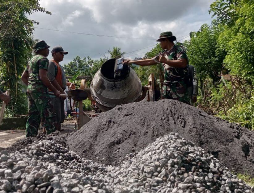 Di tengah teriknya matahari dan medan berlumpur, semangat anggota Satgas TNI Manunggal Membangun Desa (TMMD) ke-126 di Desa Lebakharjo, Kecamatan Ampelgading, Kabupaten Malang, Sabtu (1/11/2025) terus berkobar.