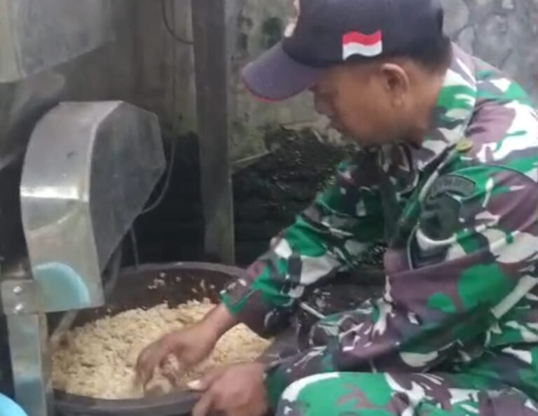Di tengah semangat gotong royong pelaksanaan TNI Manunggal Membangun Desa (TMMD) ke-126, tampak suasana berbeda di salah satu rumah produksi tempe milik warga Desa Lebakharjo, Ampelgading, Kabupaten Malang