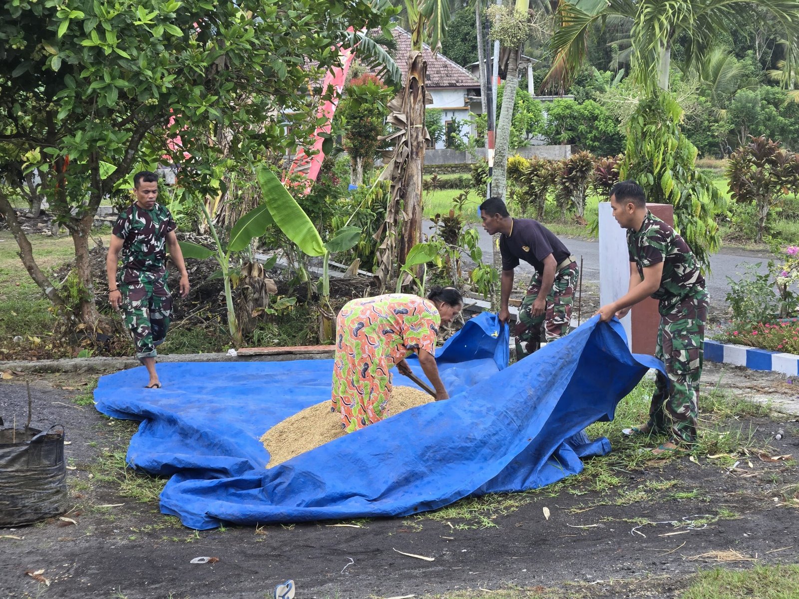 Semangat TNI Manunggal Membangun Desa (TMMD) ke-126 Kodim 0818/Malang-Batu tidak hanya terlihat dalam pembangunan fisik infrastruktur, tetapi juga dalam kepedulian sosial terhadap warga.