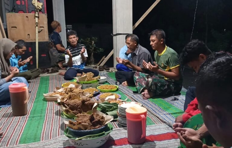 Meski hujan lebat mengguyur sejak sore hingga malam, warga Krajan 1 A, Desa Lebakharjo tetap menggelar syukuran sederhana sebagai ungkapan rasa syukur atas selesainya pekerjaan rabat beton jalan usaha tani