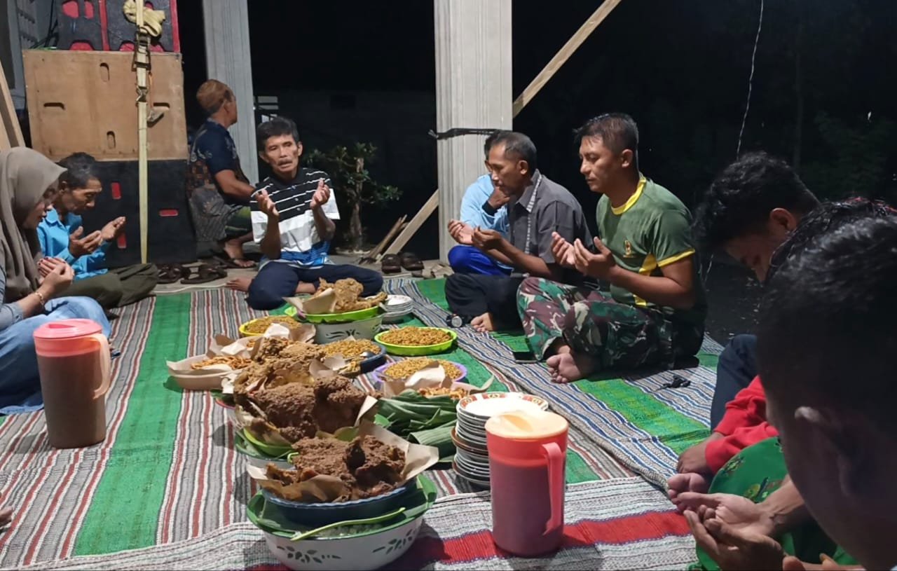 Meski hujan lebat mengguyur sejak sore hingga malam, warga Krajan 1 A, Desa Lebakharjo tetap menggelar syukuran sederhana sebagai ungkapan rasa syukur atas selesainya pekerjaan rabat beton jalan usaha tani