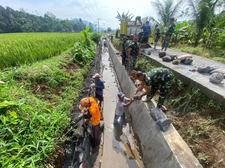 Satgas TMMD 126 Lebakharjo Bersama Warga Bahu Membahu Kejar Target Pembuatan Irigasi