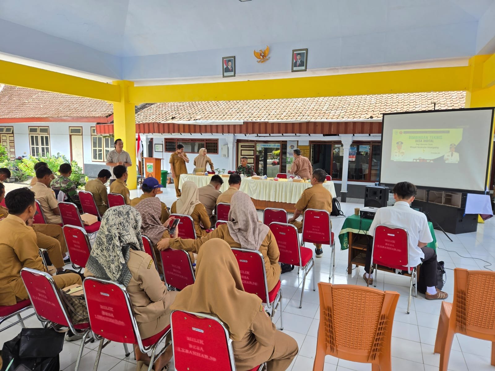 Dalam rangka mendukung program TNI Manunggal Membangun Desa (TMMD) ke-126 Kodim 0818/Malang-Batu, Dinas Komunikasi dan Informatika (Diskominfo) Kabupaten Malang memberikan bimbingan teknis (bimtek) Desa Digital kepada para operator desa se-Kecamatan Ampelgading
