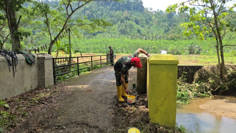 Menjelang penutupan TNI Manunggal Membangun Desa (TMMD) ke-126 Kodim 0818/Malang-Batu, para anggota Satgas bersama masyarakat Desa Lebakharjo terus menunjukkan semangat kebersamaan dan gotong royong