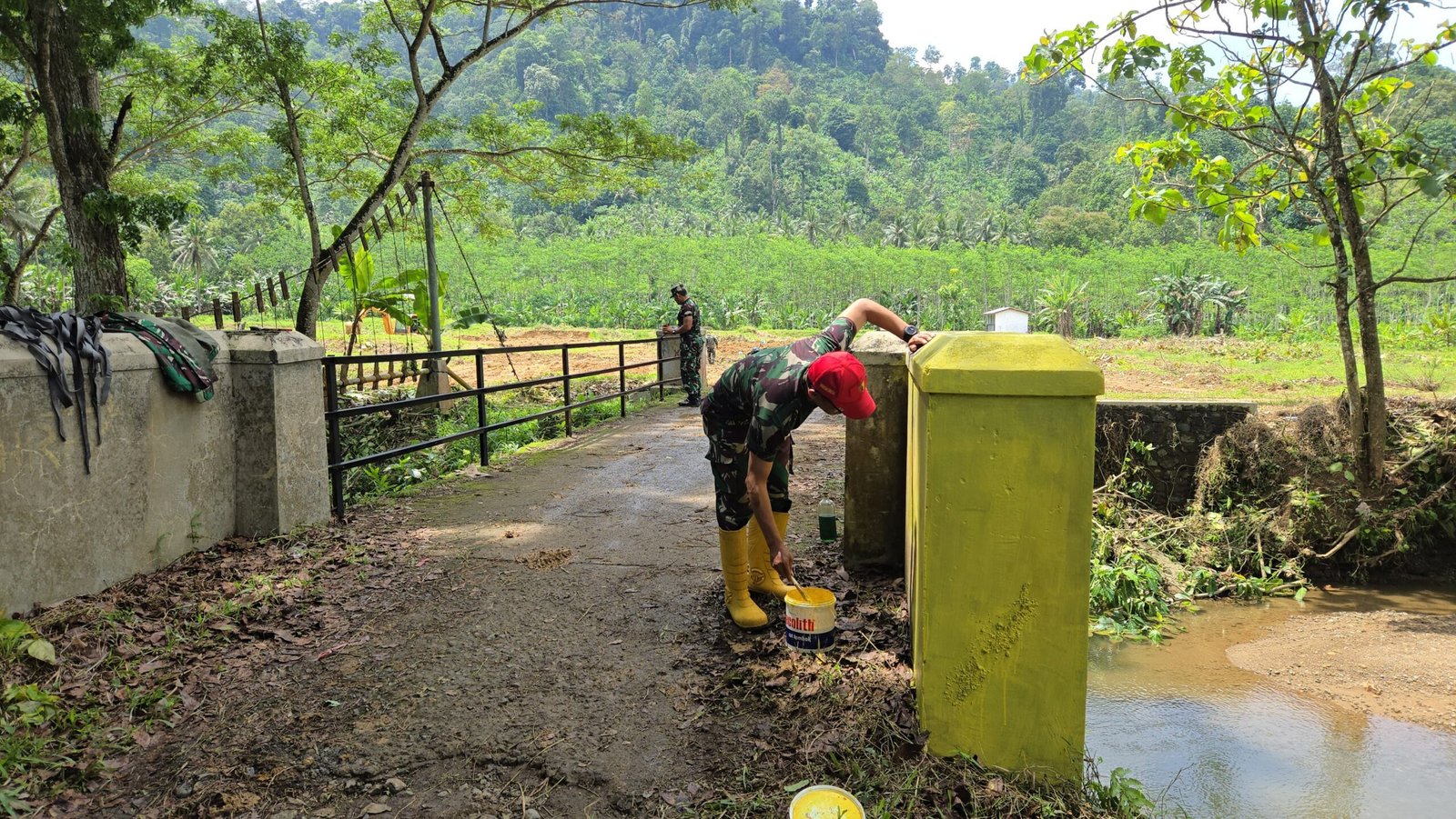 Menjelang penutupan TNI Manunggal Membangun Desa (TMMD) ke-126 Kodim 0818/Malang-Batu, para anggota Satgas bersama masyarakat Desa Lebakharjo terus menunjukkan semangat kebersamaan dan gotong royong