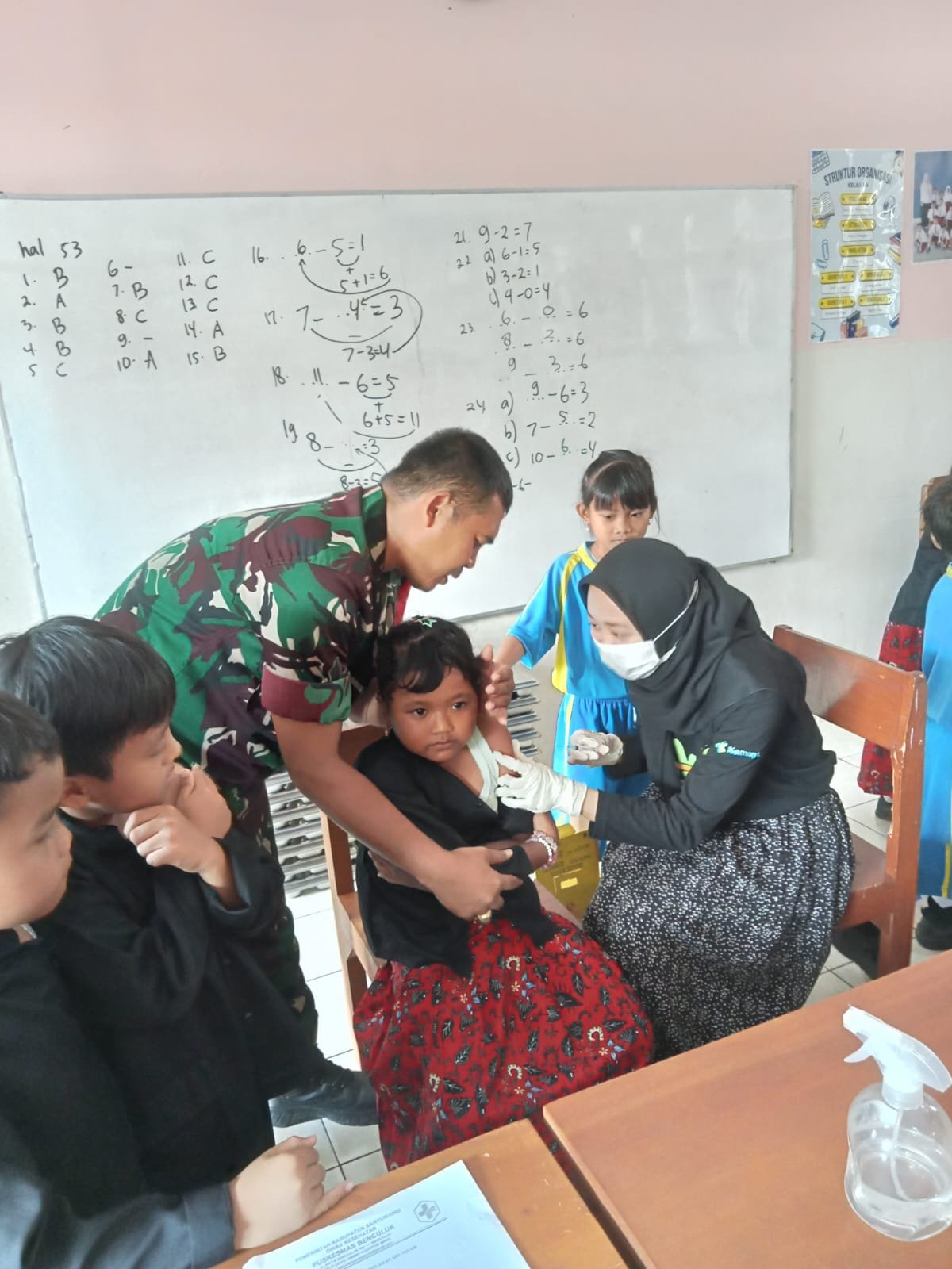 Babinsa Sertu Nurul Huda Turun ke Sekolah: Pastikan Anak Cluring Terlindungi dari Penyakit Lewat BIAS