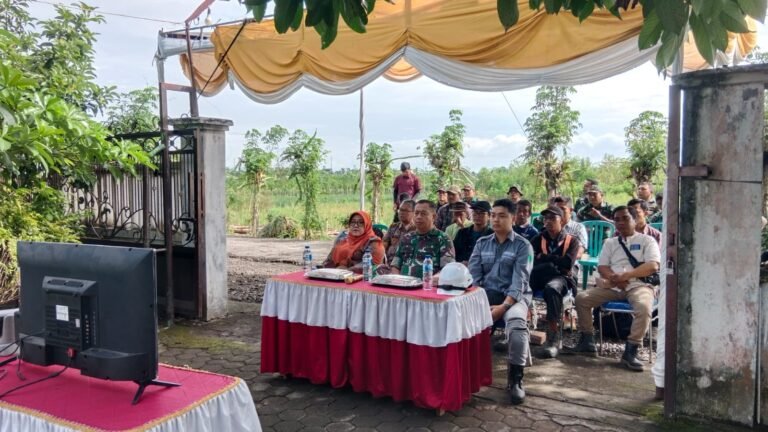 Kasdim Banyuwangi Tinjau Saluran Irigasi Tirto Agung, Tersambung Langsung ke KASAD Lewat Virtual