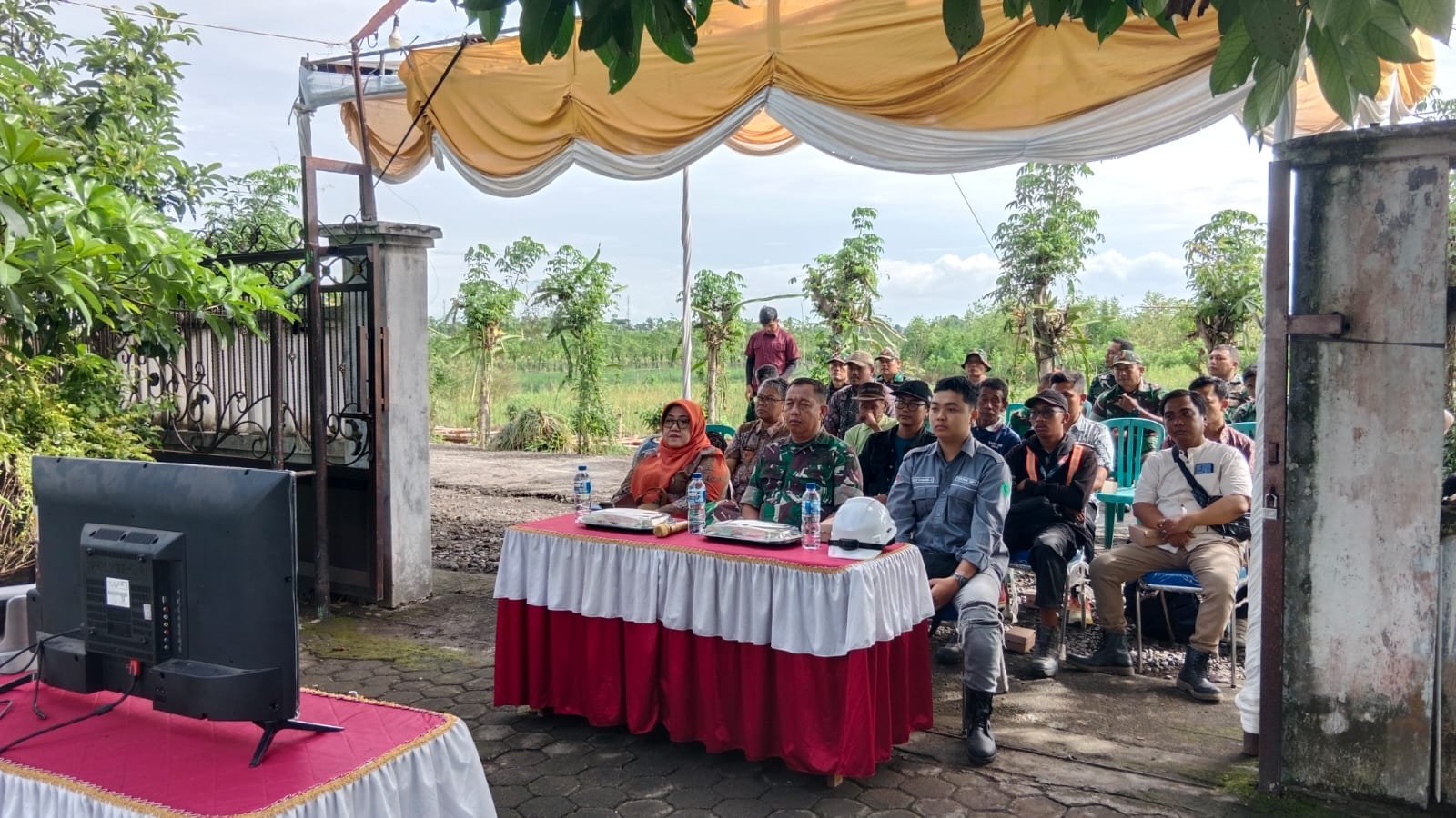Kasdim Banyuwangi Tinjau Saluran Irigasi Tirto Agung, Tersambung Langsung ke KASAD Lewat Virtual
