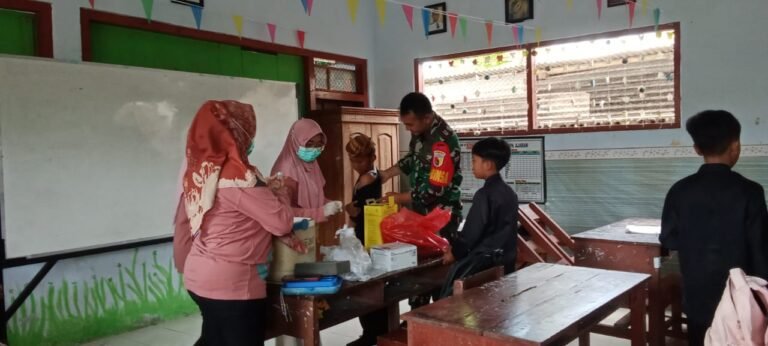 Babinsa Tamanagung Terjun Langsung Dampingi Imunisasi di SDN 2 Tamanagung: Wujudkan Peran TNI dalam Kesehatan Masyarakat