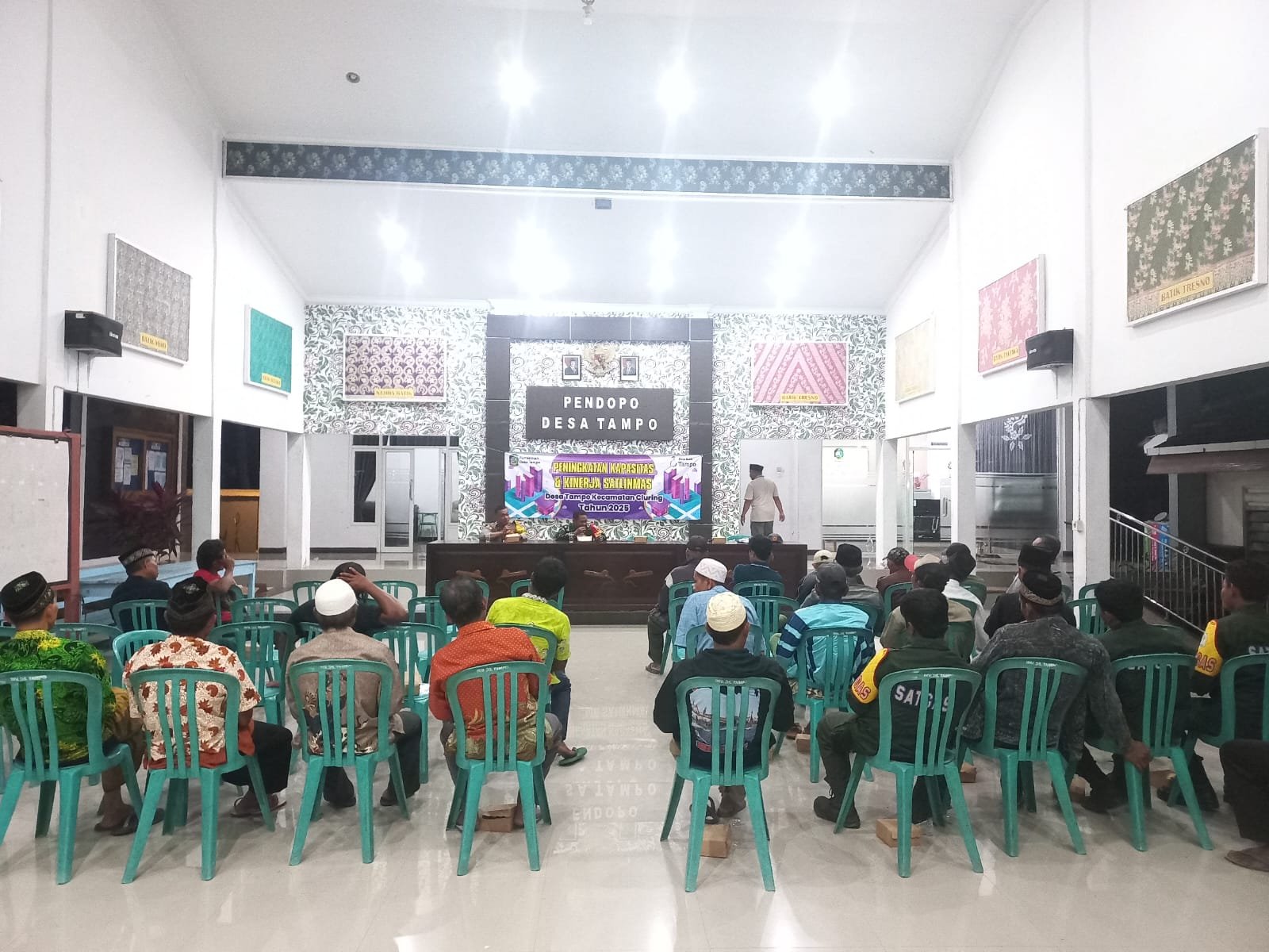 Pembinaan Satlinmas Desa Tampo, Babinsa Serka I Putu Merta Tekankan Kesiapsiagaan dan Pelayanan Masyarakat