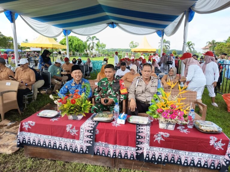 Pembukaan PORSENI SD di Benculuk Hadirkan Kejutan, Babinsa Ikut Dampingi dari Barisan Depan