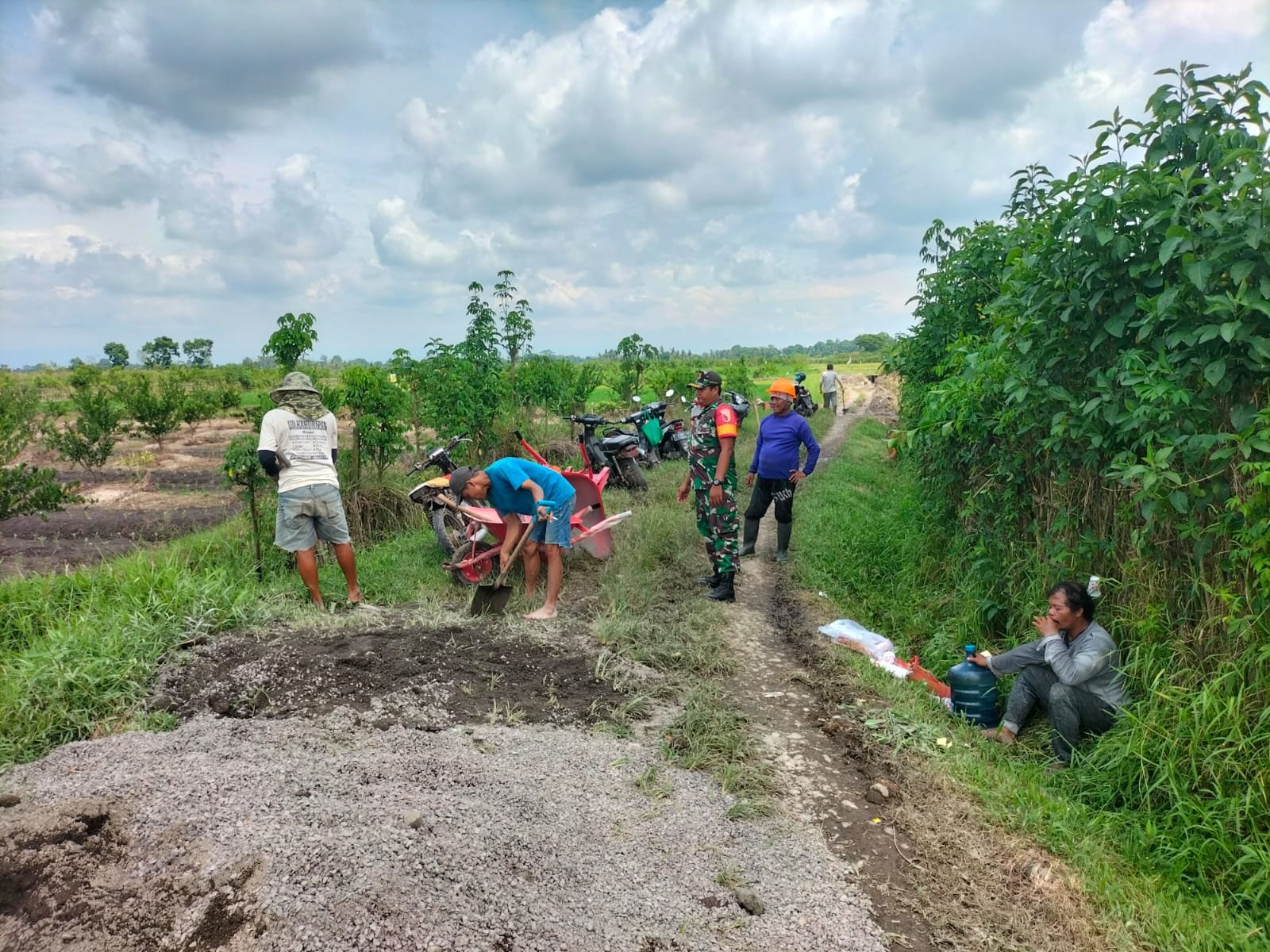 Jalan Sawah Rusak, Babinsa dan Warga Kaliploso Turun Tangan
