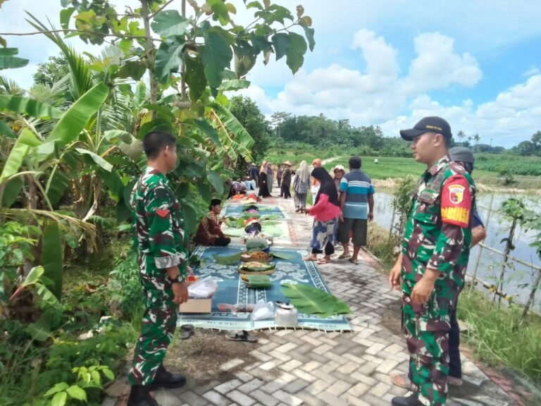 Pavingisasi Dua Desa Resmi Dibuka, Babinsa Benculuk dan Tamanagung Pastikan Akses Warga Kini Lebih Mulus