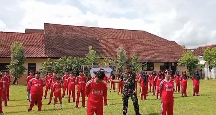 SMP 17 Agustus 1945 Cluring Digembleng Babinsa