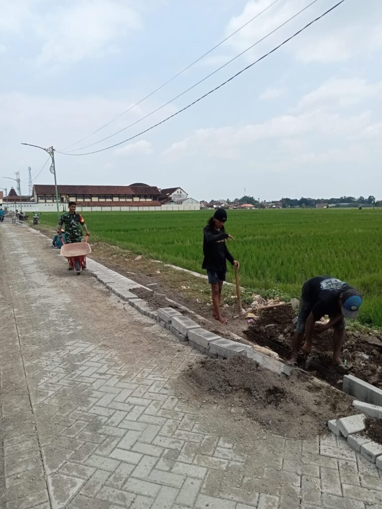 Aksi Senyap Babinsa Benculuk: Turun Tangan Bantu Warga Bangun Jalan Paving di Dusun Krajan