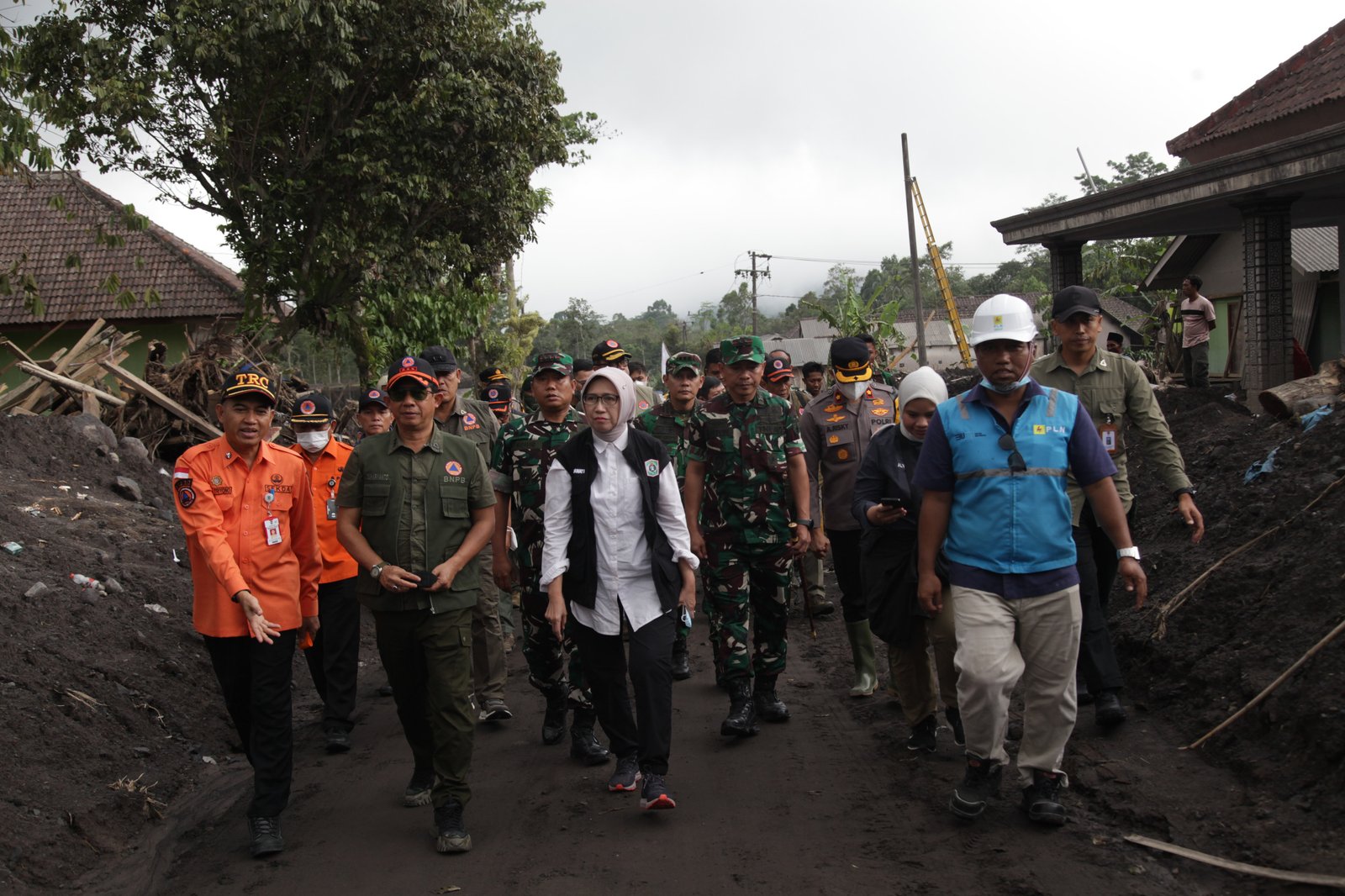Kepala BNPB Tinjau Dampak Erupsi Semeru di Pronojiwo: Tanggap Darurat Diperpanjang, Relokasi Warga Dipastikan Berjalan