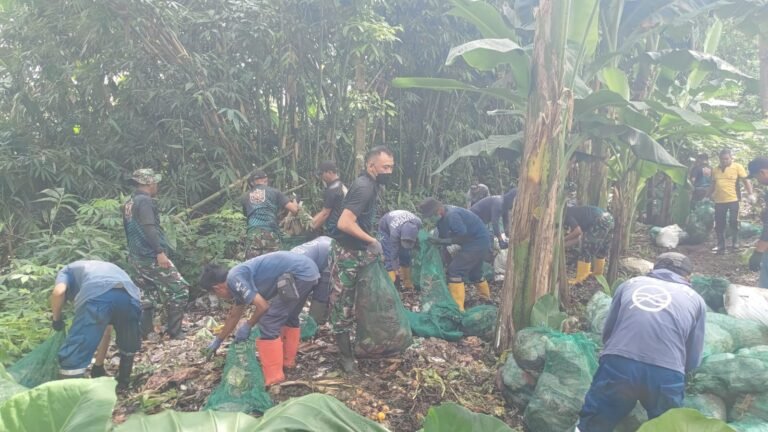 TNI–Polri dan Tim Sungai Watch Gelar Aksi Bersih Sampah di Dusun Tempursari, Desa Sembulung, Kecamatan Cluring, Banyuwangi