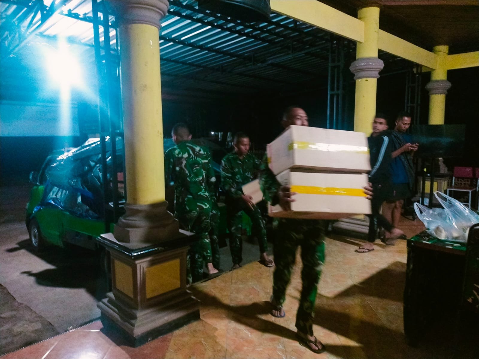 Semangat Tanpa Henti, TNI Siapkan Distribusi Logistik untuk Warga Korban Erupsi Gunung Semeru